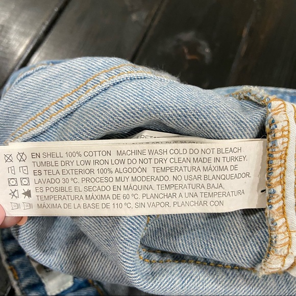 Forever 21 Denim Mom Fit Light Wash Distressed Jeans Size 30 NWT - Picture 5 of 7